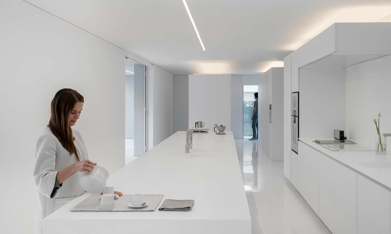 minimalistische weiße Villa Küche