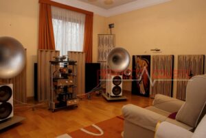 HiFi-Raum perfekt echofrei-Platzierung von Akustikplatten an einem buckligen Lautsprecher....Schallabsorber