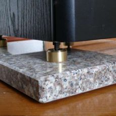 Isolationspads: Lautsprecherplatten aus Granit und Kalkstein