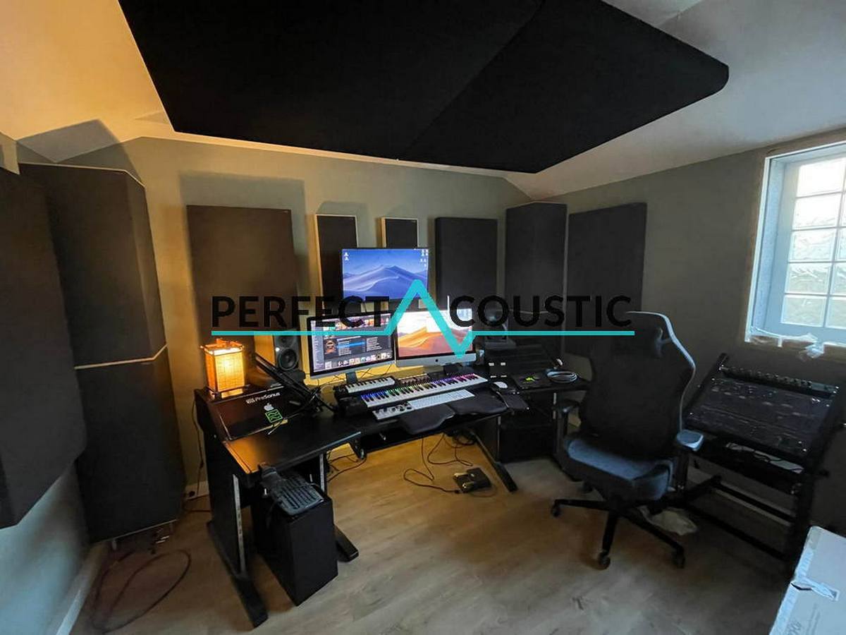 Home Studio Ideen zur Raumplanung ruhiger Raum mit Schreibtisch, Monitoren und symmetrischer Aufstellung