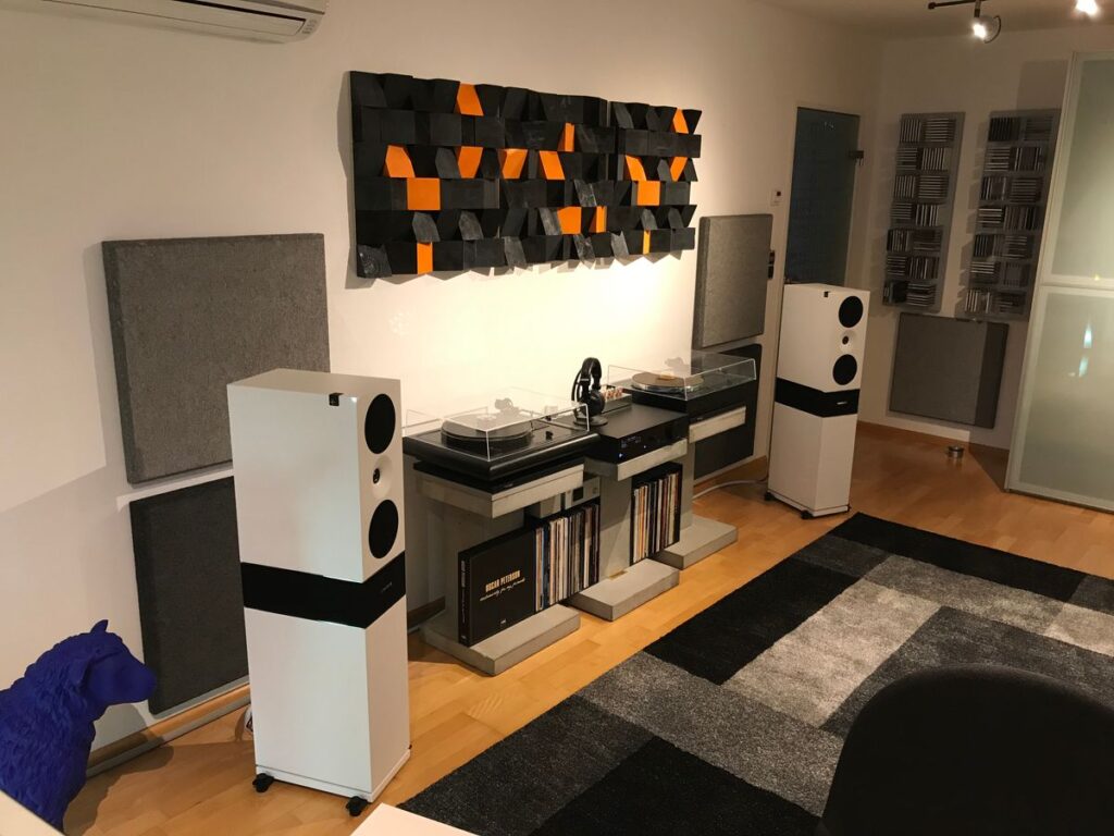 Art-Akustikdiffusor – 60 × 60 × 6 cm – im HiFi-Hörraum für ein ausgewogenes Klangbild