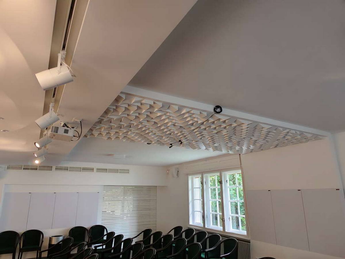 Konzertsaal mit akustisch behandelter Decke Diffusoren sorgen für optimale Schallstreuung bei Live-Musik-Darbietungen.