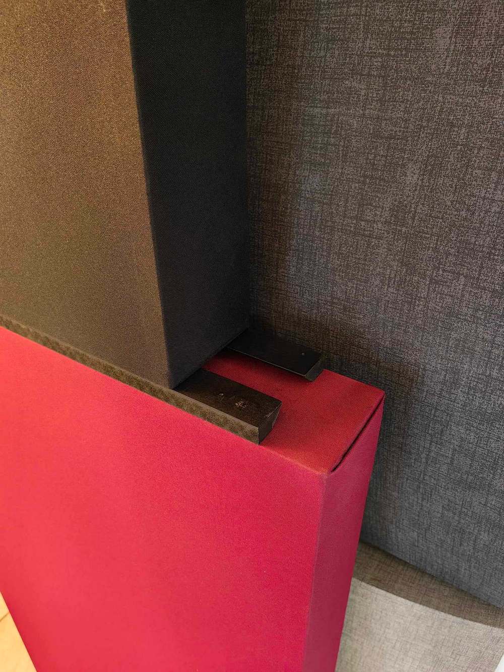 Premium-Bassabsorber mit doppelter Holzmembran -Stapeln-von-Platten-mit-Schienen-1