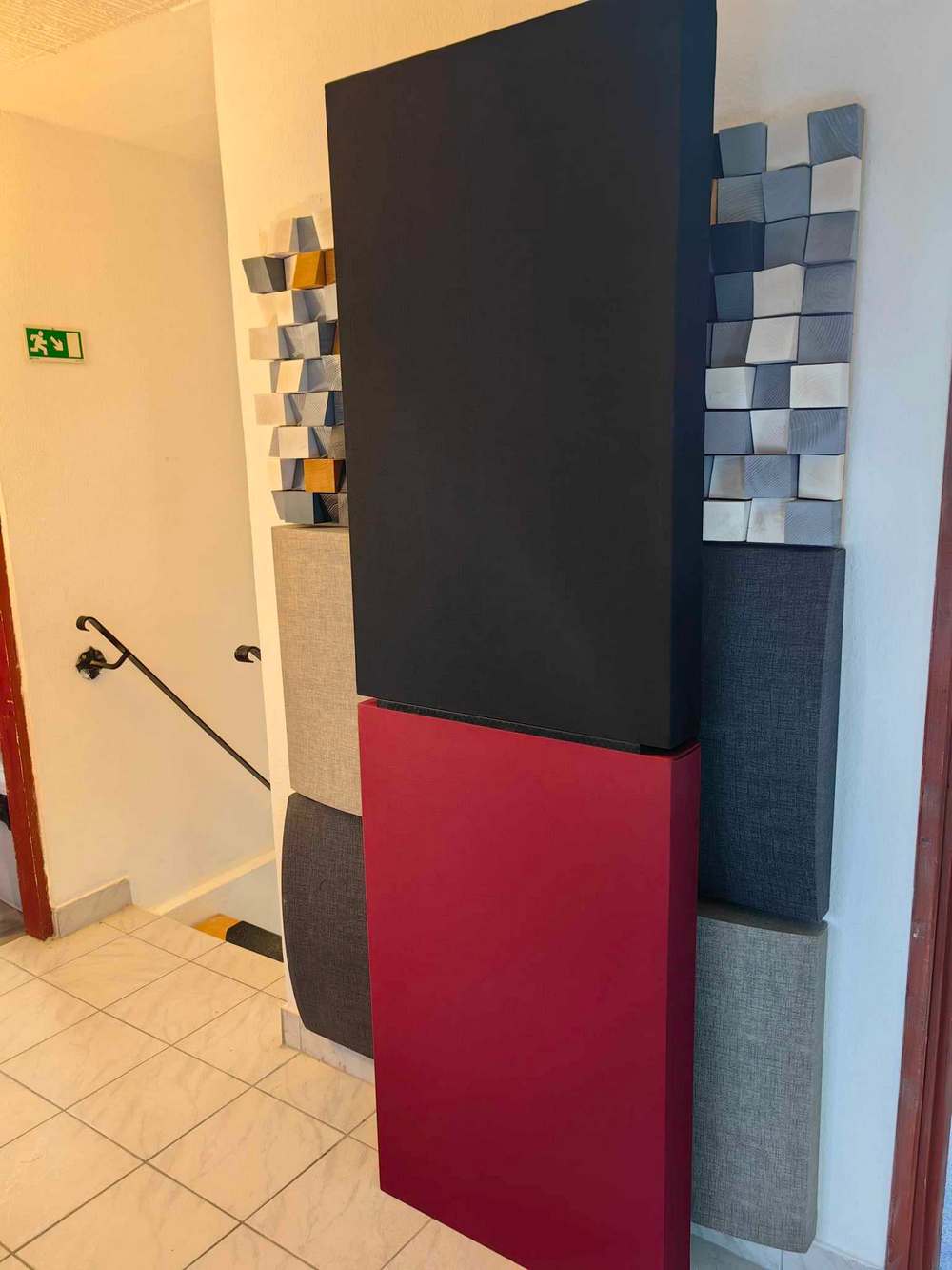 Premium-Bassabsorber mit doppelter Holzmembran – als hochwertiges Akustikelement in einem modernen Wohnzimmer