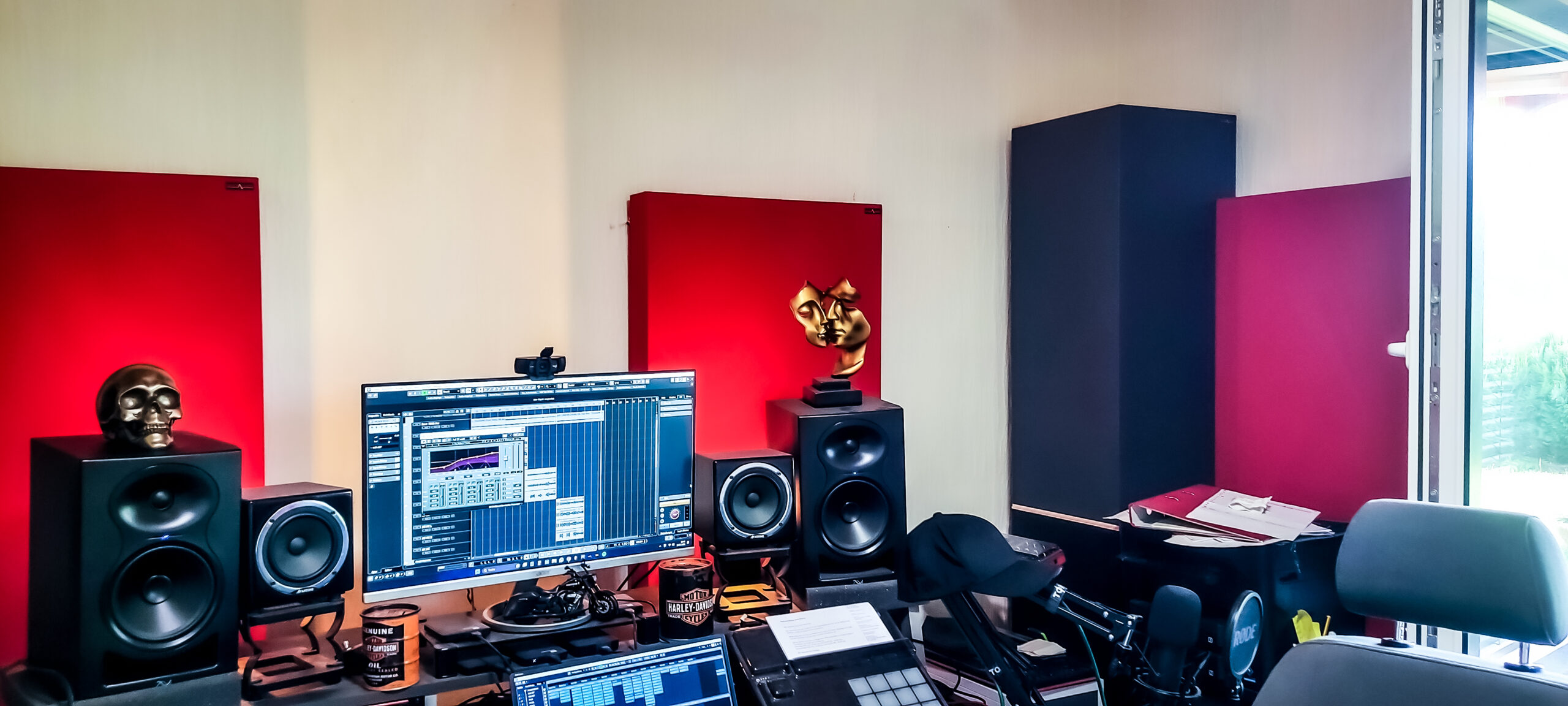 Premium-Bassabsorber mit doppelter Holzmembran – in den Ecken eines professionellen Masteringstudios