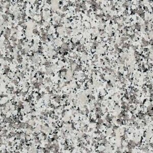Helle Granitoberfläche Bianco Sardo mit weiß-grauer Grundfarbe und fein gesprenkelten schwarzen sowie grauen Mineralanteilen.