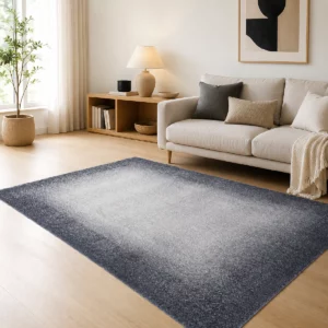 pure-tone-akustikteppich-wohnzimmer Pure Tone Akustikteppich in einem modernen Wohnzimmer mit Sofa und heller Einrichtung. Der dichte Flor verleiht dem Raum eine hochwertige Optik und unterstützt eine angenehmere Raumakustik.