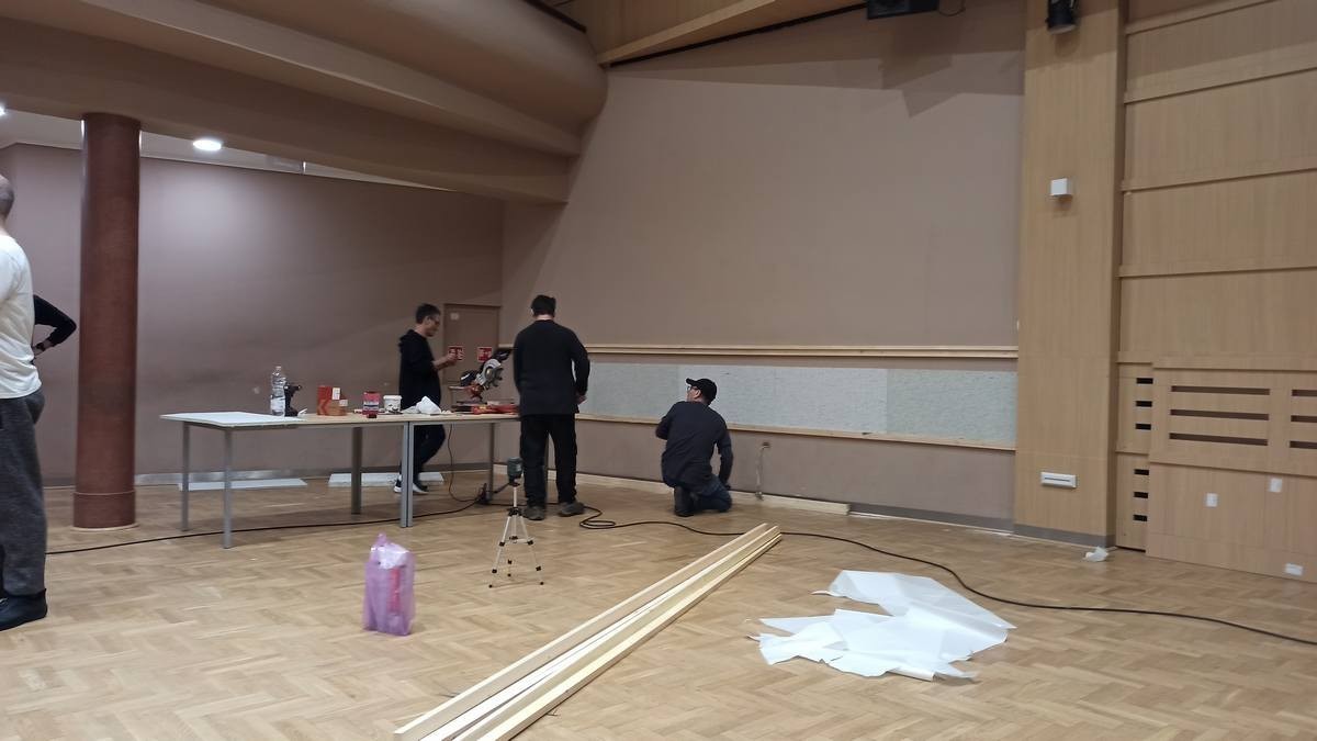 Elitexa Selbstklebeplatte 100 × 50 cm – extra dichte Lage für die Wand – während der Montage 2
