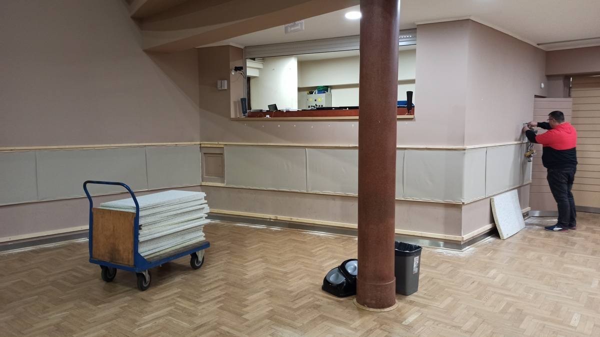 Elitexa Selbstklebeplatte 100 × 50 cm – extra dichte Lage für die Wand – während der Montage