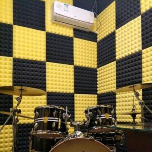 geräuschdämpfendes akustisches Horn in gelb und schwarz in einem Schlagzeugstudio
