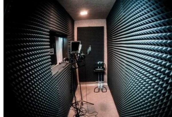 schallabsorbierender Akustikschwamm in Schwarz in einem Studio
