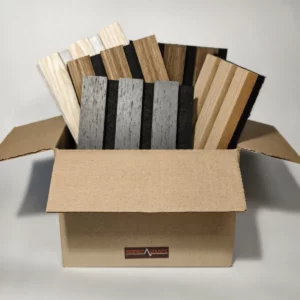 freja-akustikpaneel-musterbox Geöffnete Musterbox mit Freja Akustikpaneel-Mustern in verschiedenen Holzdekoren und Filzfarben. Die unterschiedlichen Oberflächen und Farbkombinationen sind übersichtlich präsentiert.