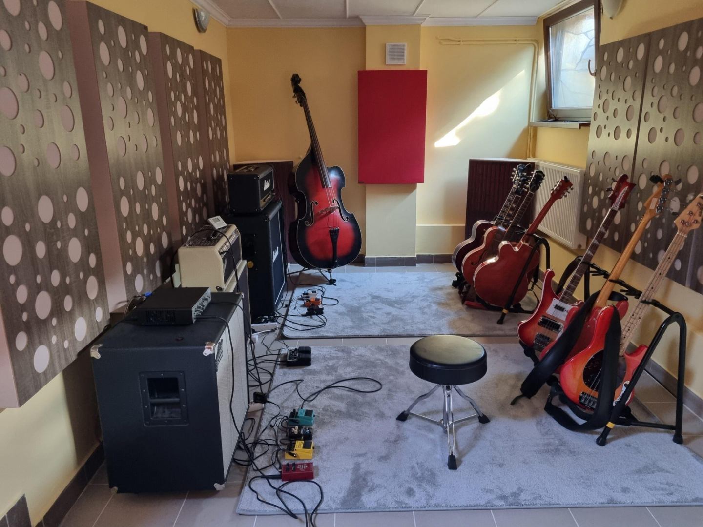Varnour Akustikpaneel mit Frontdiffusor und Kreismuster – eines der meistverkauften Produkte von Perfect Acoustic - Im Musikzimmer