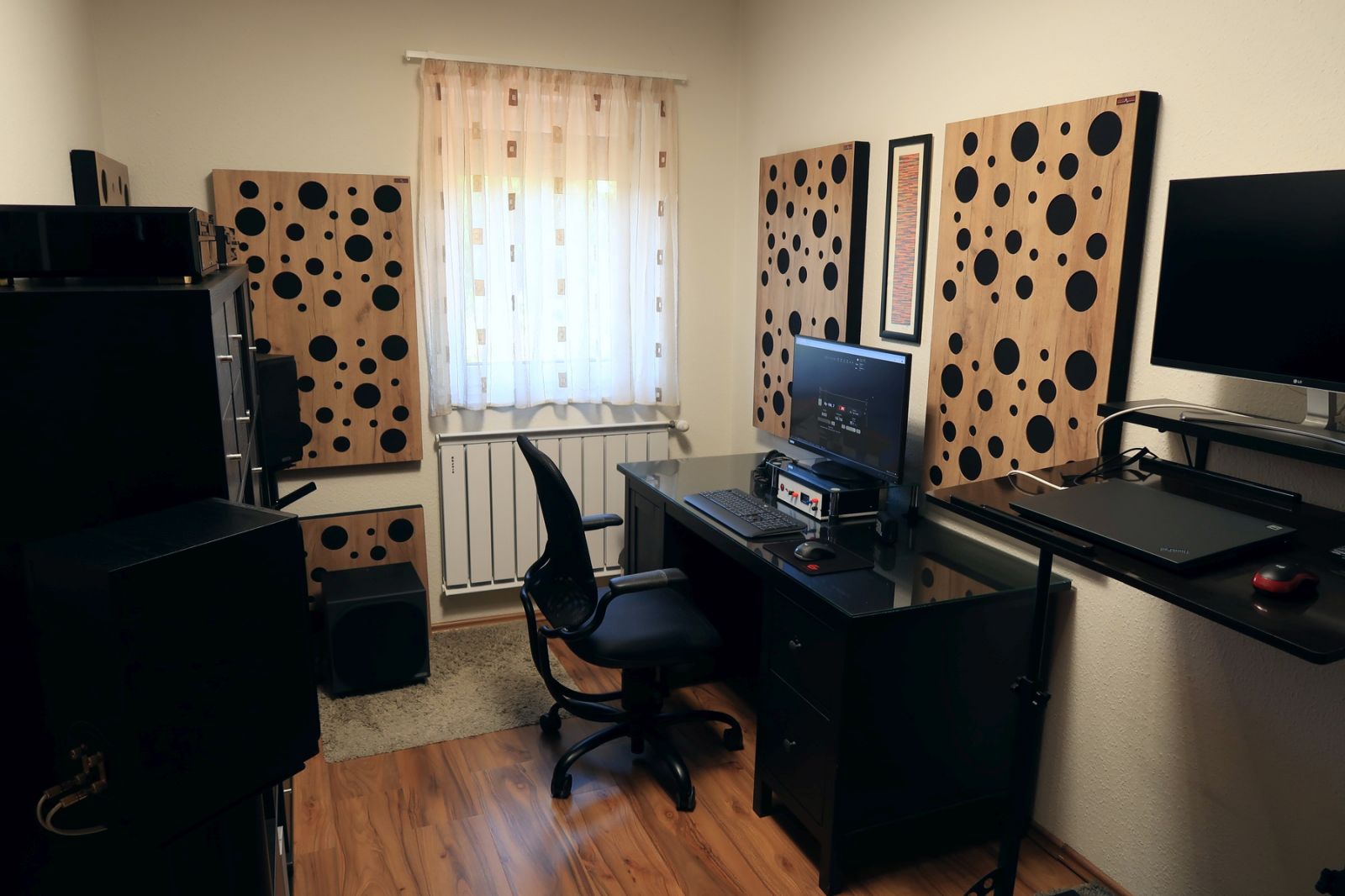 Varnour Akustikpaneel mit Frontdiffusor und Kreismuster – im Zimmer eines echten Musikers