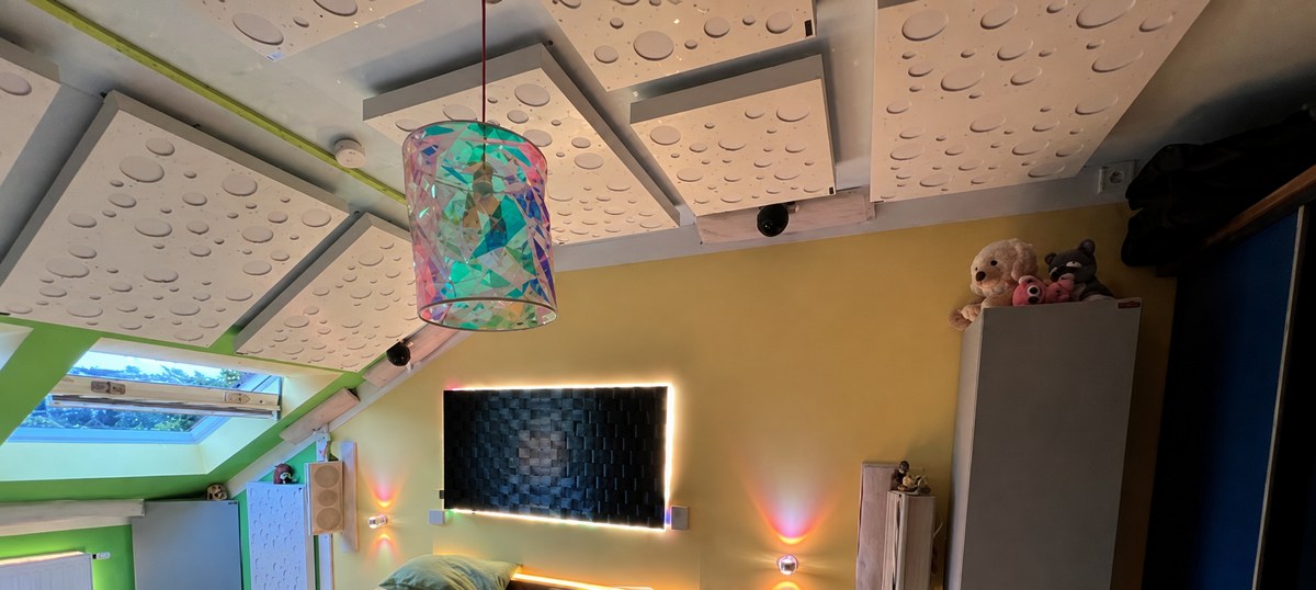 Varnour Decken-Akustikabsorber mit Frontdiffusor – im modernen Heimkino