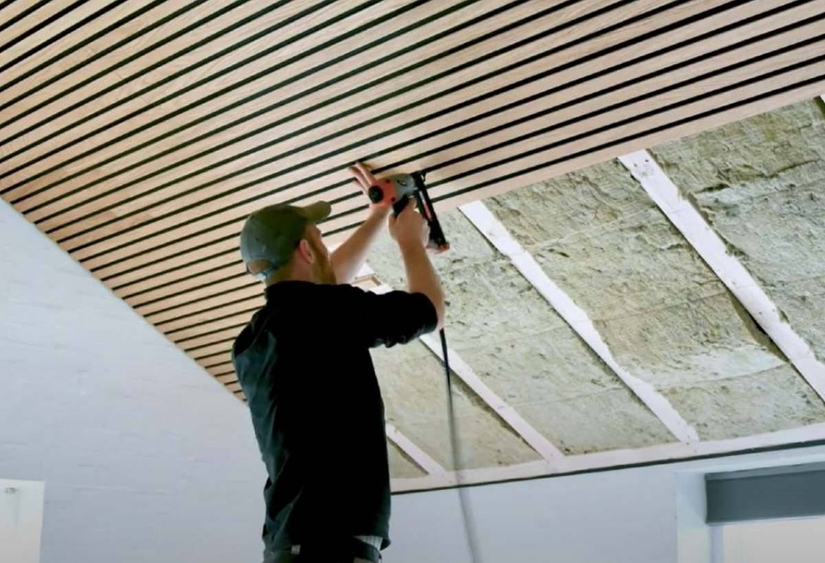 Decken-Schalldämmung gegen Lärm von oben: schalldämmendes Material an der Decke reduziert eindringende Geräusche