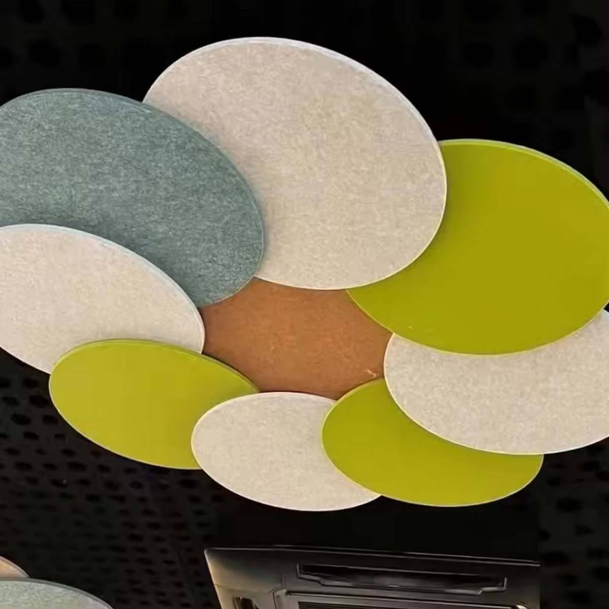 Bilnora extra dichtes rundes Akustik-Deckenpaneel Ø80 × 1,2 cm – als dekoratives Deckenelement im Wohnzimmer