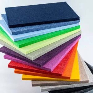 Fächerförmig angeordnete Bilnora Filzmuster in verschiedenen Farben, die die verfügbare Farbpalette und die gleichmäßige Materialstruktur des Filzes zeigen.