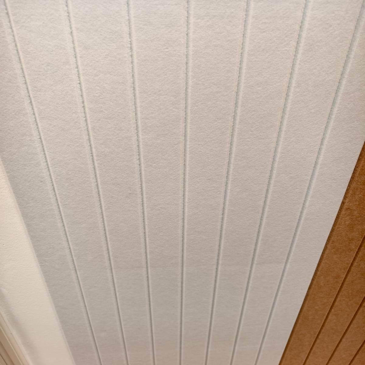 Bilnora extra dichte Filz-Schallschutzplatte mit Streifenmuster – Weiß