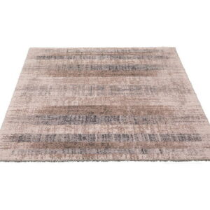 luxury-harmony-geraeuschdaemmende-matte-12wsw-produktfoto Schräg aufgenommenes Produktfoto der Luxury Harmony geräuschdämmenden Matte 12wsw in warmem Beige mit dezentem braunem Streifenmuster auf weißem Hintergrund. Die rechteckige Form und die weiche, fein strukturierte Oberfläche sind deutlich sichtbar.