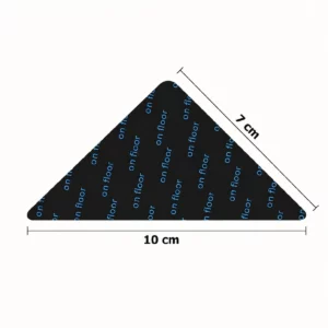 Anti-Rutsch- und selbstklebende Pads masse Dreieckiges schwarzes Anti-Rutsch- und selbstklebendes Pad mit den eingezeichneten Maßen 10 cm an der Unterseite und 7 cm an der Seitenkante.