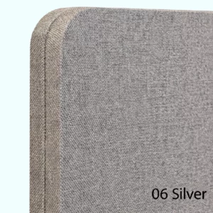 bilnora-buero-trennwand-gepolstert-silver-detail Detailaufnahme der gepolsterten Bilnora Büro-Trennwand in der Farbe Silver mit fein gewebtem Stoffbezug und weich gerundeter, sorgfältig gepolsterter Ecke.