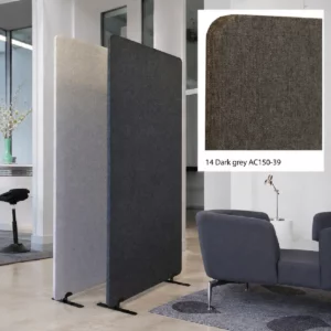 Gepolsterte Büro-Trennwand in Dunkelgrau in einem modernen Bürointerieur. Die freistehende Trennwand mit abgerundeten Ecken und schwarzem Standfuß überzeugt mit ihrer hochwertigen Stoffstruktur und klaren Linienführung.