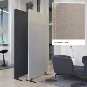 Gepolsterte Büro-Trennwand in Dunkelgrau in einem modernen Bürointerieur. Die freistehende Trennwand mit abgerundeten Ecken und schwarzem Standfuß überzeugt mit ihrer hochwertigen Stoffstruktur und klaren Linienführung.