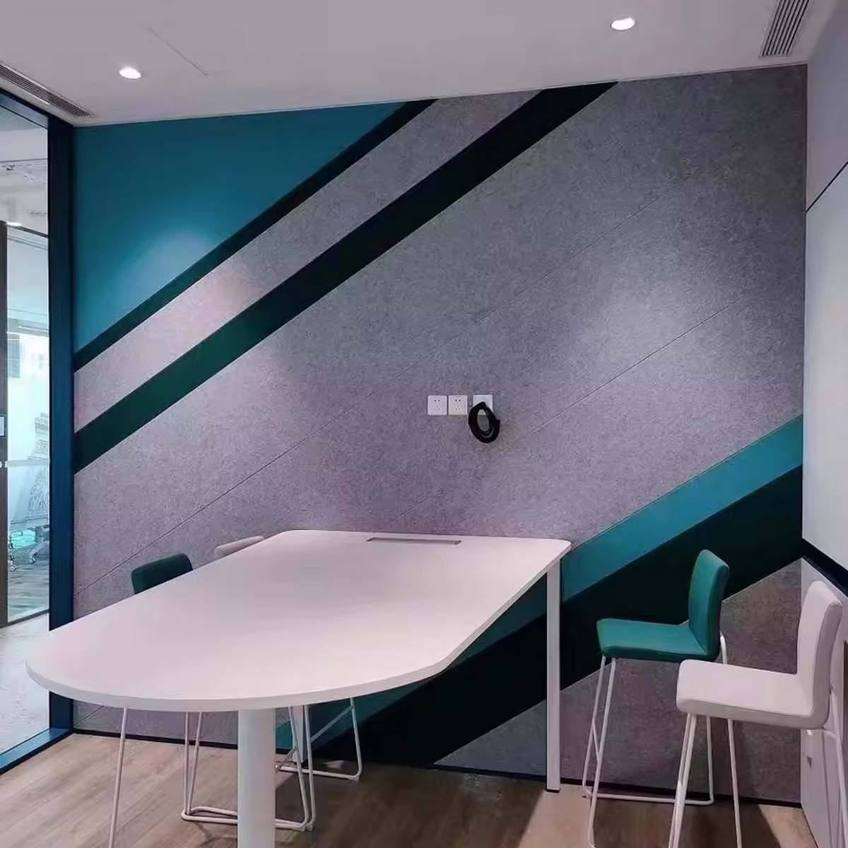 Moderne Wandverkleidung mit Filz-Akustikpaneelen und farbigen Streifen in einem Besprechungsraum.