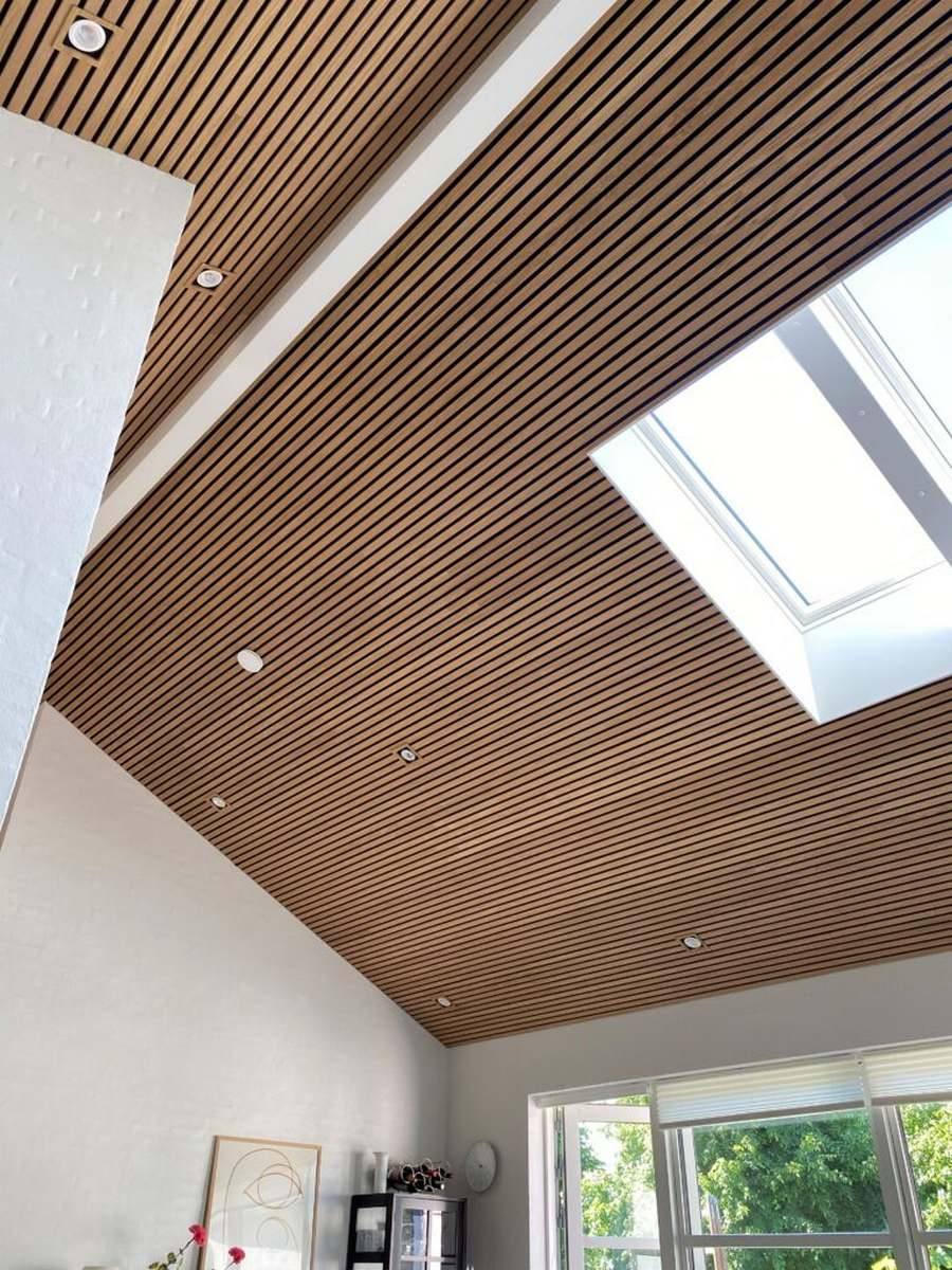 Lamellen-Akustikpaneele an einer schrägen Zimmerdecke mit Dachfenster.Kurzbeschreibung