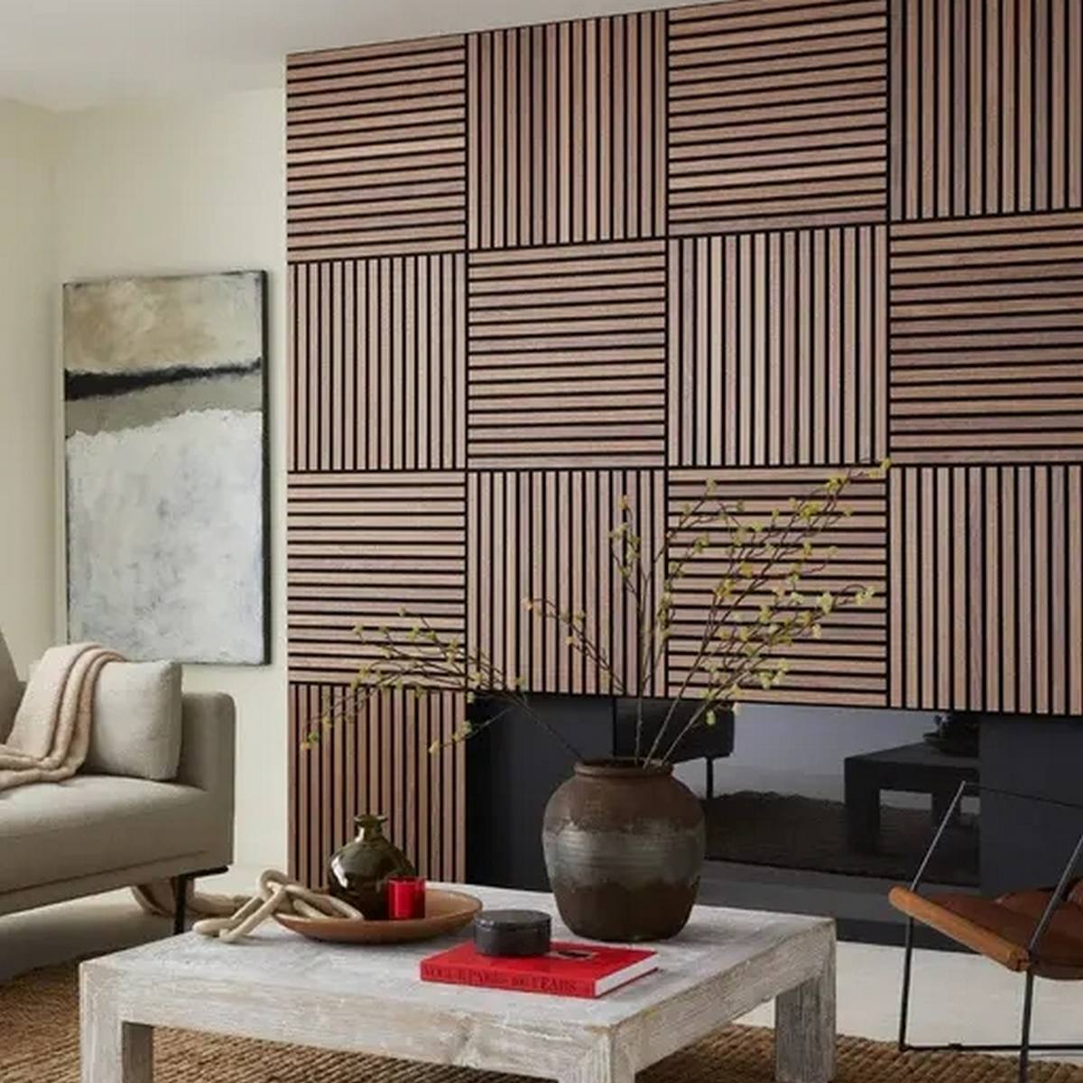 Quadratische Holz-Akustikpaneele als Wandverkleidung in einem eleganten Wohnzimmer.