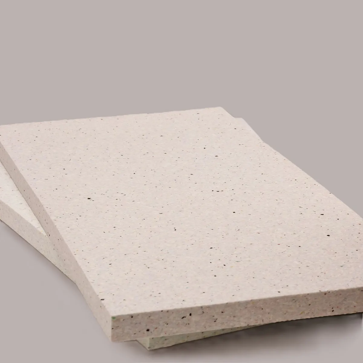 Naturfarbene Elitexa Laminatboden-Unterlage in extra dichter Ausführung mit sichtbarer Materialstärke und fein gesprenkelter, faseriger Oberfläche.