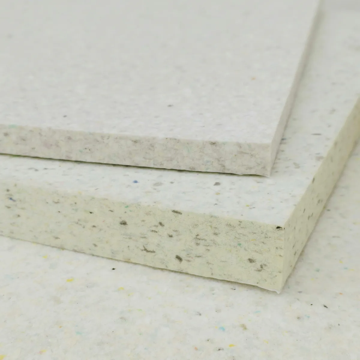 Zwei naturfarbene Elitexa Laminatboden-Unterlagen in 2 cm und 4 cm Stärke liegen übereinander und machen den Unterschied der Materialdicke deutlich sichtbar.