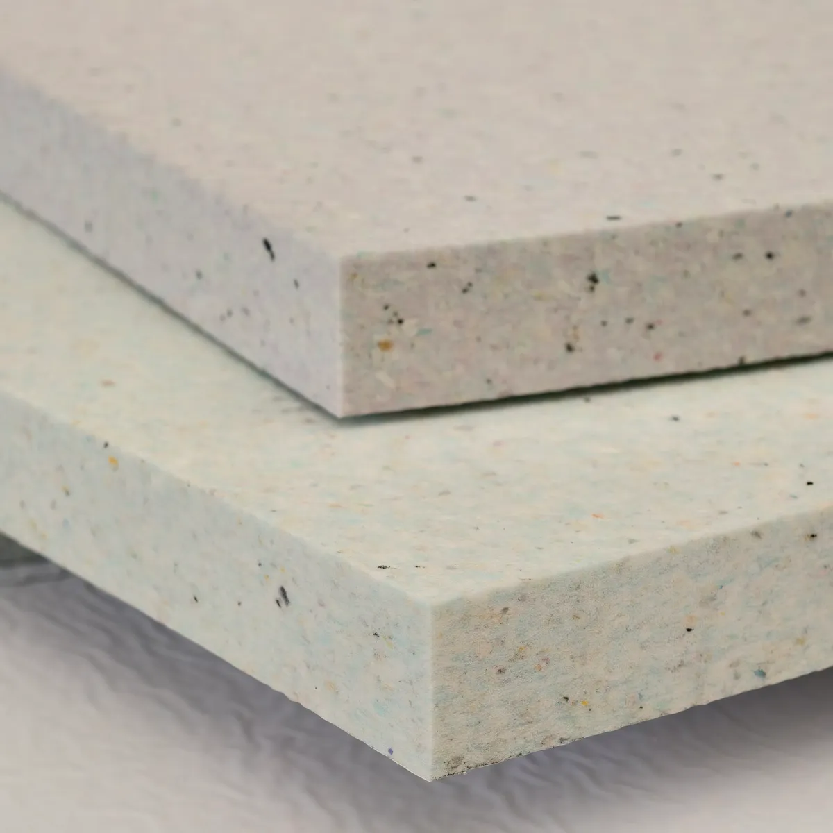 Zwei flammhemmende Elitexa Akustikschaumstoff-Platten im Detail mit deutlich sichtbarer Materialstärke, präzisen Schnittkanten und homogener Zellstruktur.