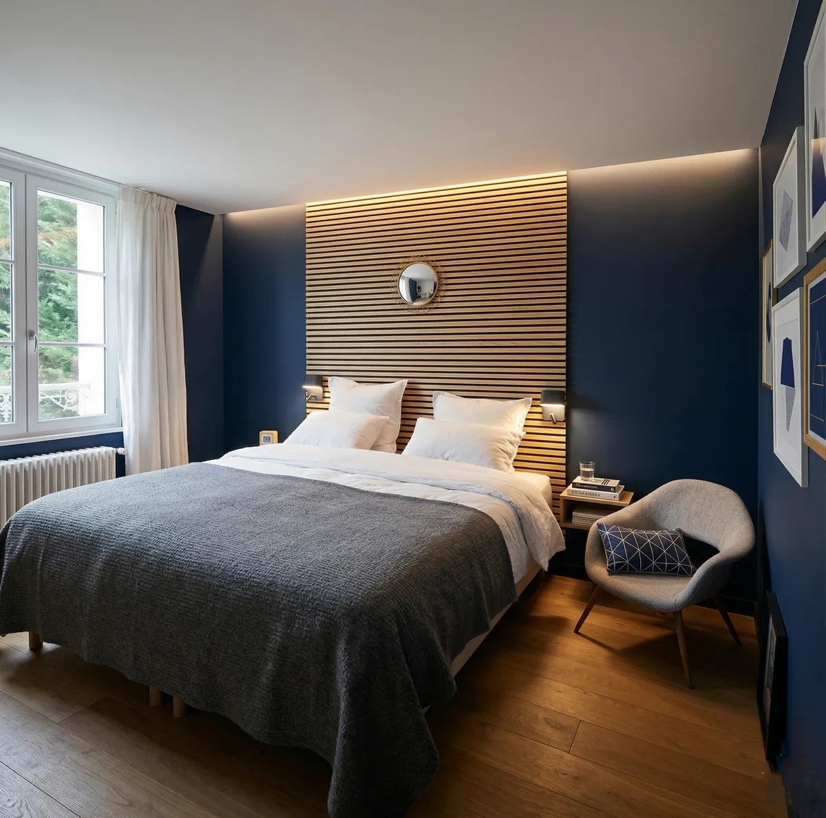 Schallschutz in der Wohnung im Schlafzimmer mit Akustik-Wandverkleidung und Lamellenkopfteil
