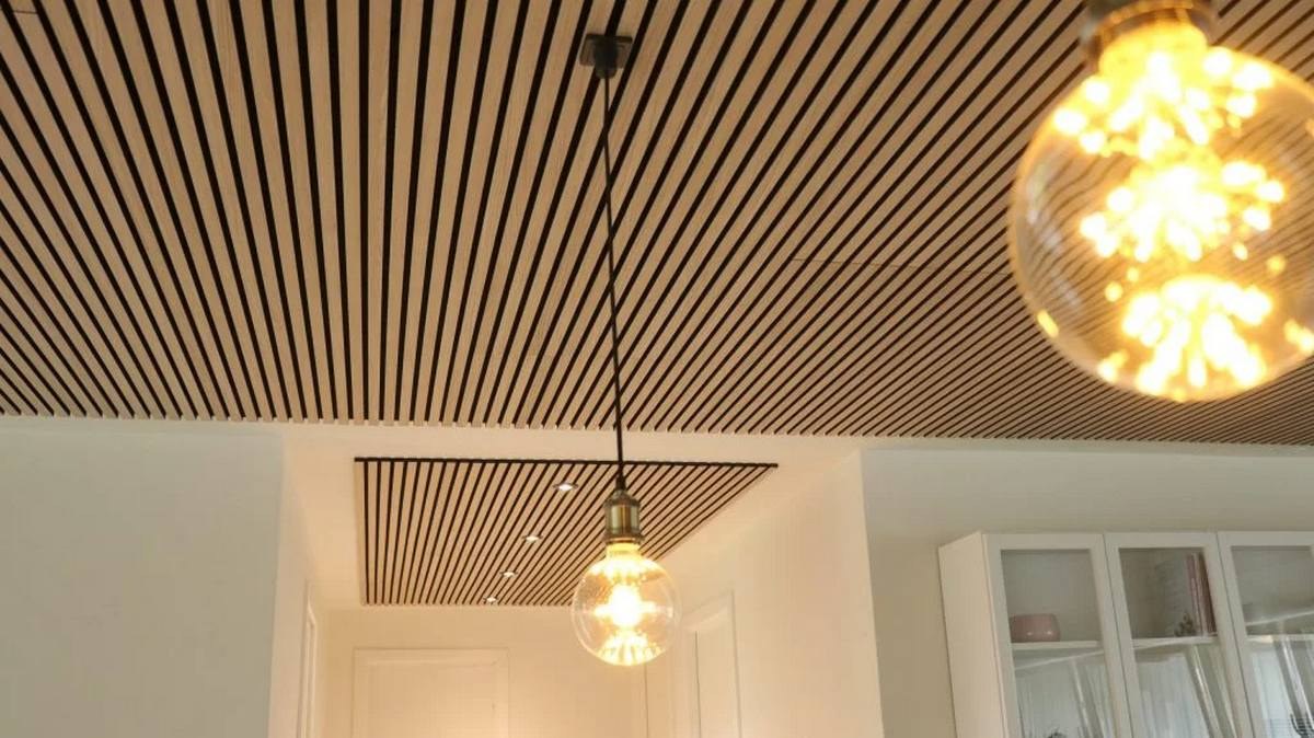 FREJA Akustik-Deckenpaneel Black Oak – 240 × 60 cm – im Podcast- und Streamingstudio
