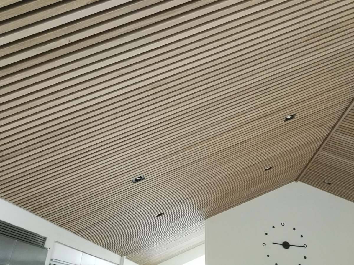 FREJA Akustik-Deckenpaneel Black Oak – 240 × 60 cm – im stilvollen Konferenzraum