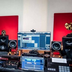 Breitbandabsorber aus Akustikwolle an der Studiowand zur Reduzierung von Nachhall